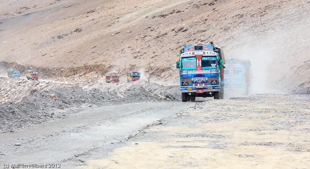 Ladakh: 27/8 Taglung La / Convoy coming down Taglung La. Click to see full size image