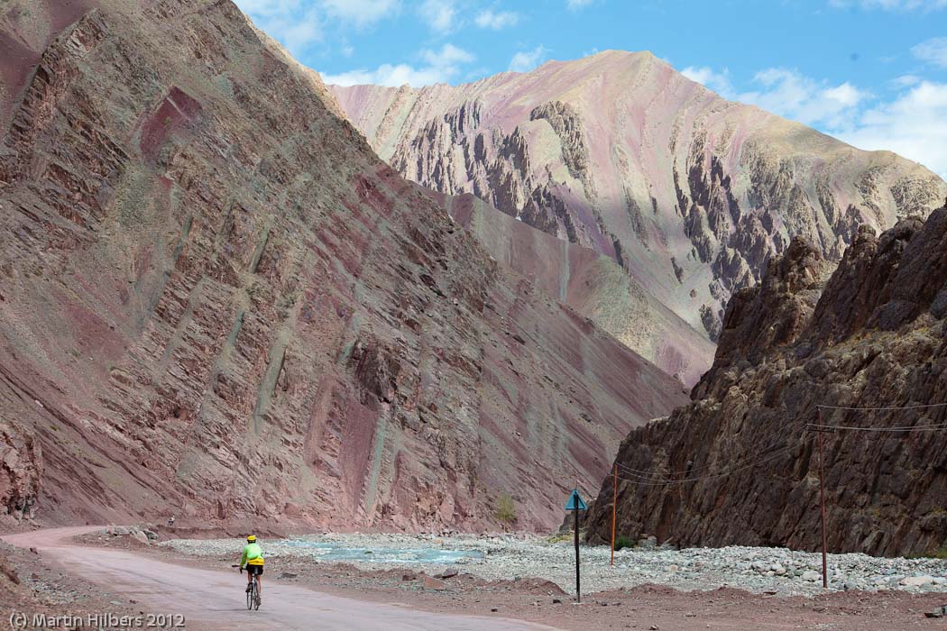 Ladakh: 29/8 Rumptse - Thak Tok / Cycling through red canyons descending to Upshi. Click to see full size image