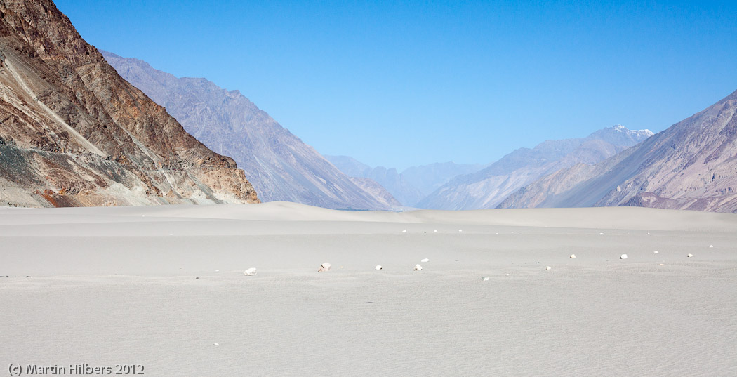 Ladakh: 1/9 Khalsar - Hunder vv / Nubra valley desert. Click to see full size image