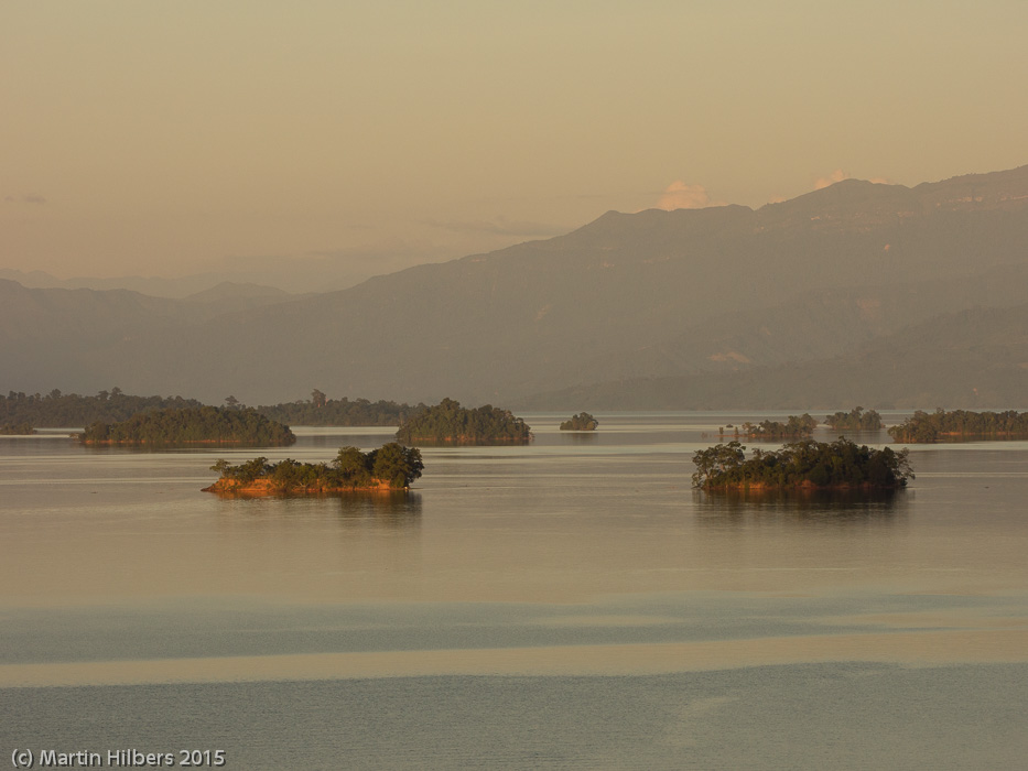 Laos: 12/11 Vang Vieng - Nam Ngum / Nam Ngum reservoir islands. Click to see full size image