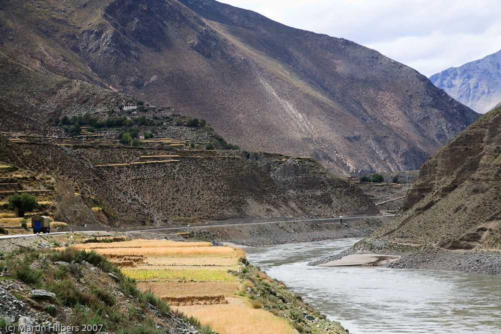 Lhasa Kathmandu : Gampa - Shangpa / Barley fields along the Tsampo. Click to see full size image