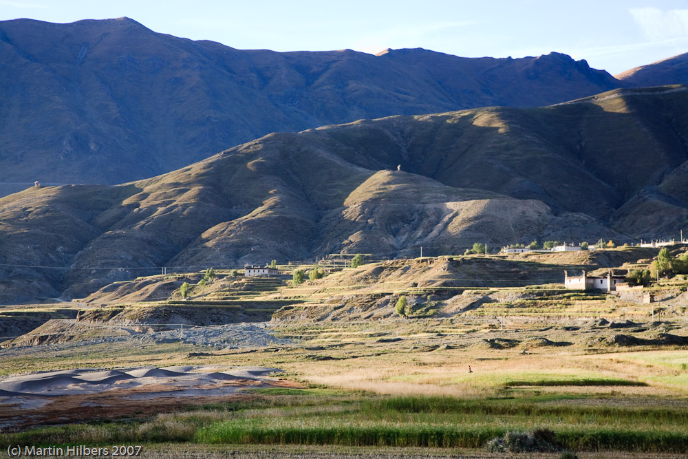 Lhasa Kathmandu : Shangpa - Shigatze / View on village from campsite in the morning. Click to see full size image