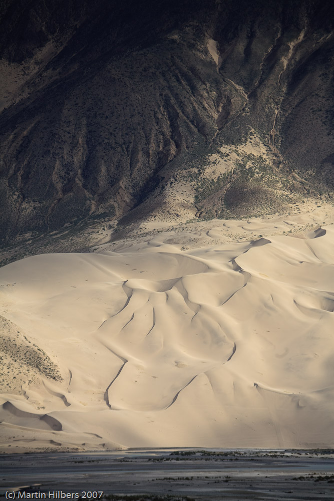 Lhasa Kathmandu : Shangpa - Shigatze / Sand dunes along the Tsampo. Click to see full size image