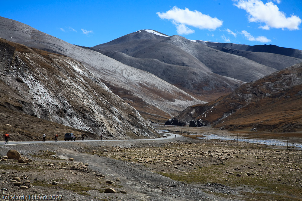 Lhasa Kathmandu : Dropu - Lolo / Descent from Lhakpa La. Click to see full size image