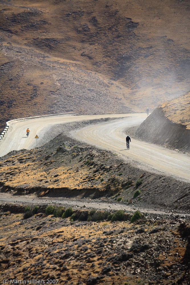 Lhasa Kathmandu : Lolo - Phadruk / Climbing Pang La. Click to see full size image