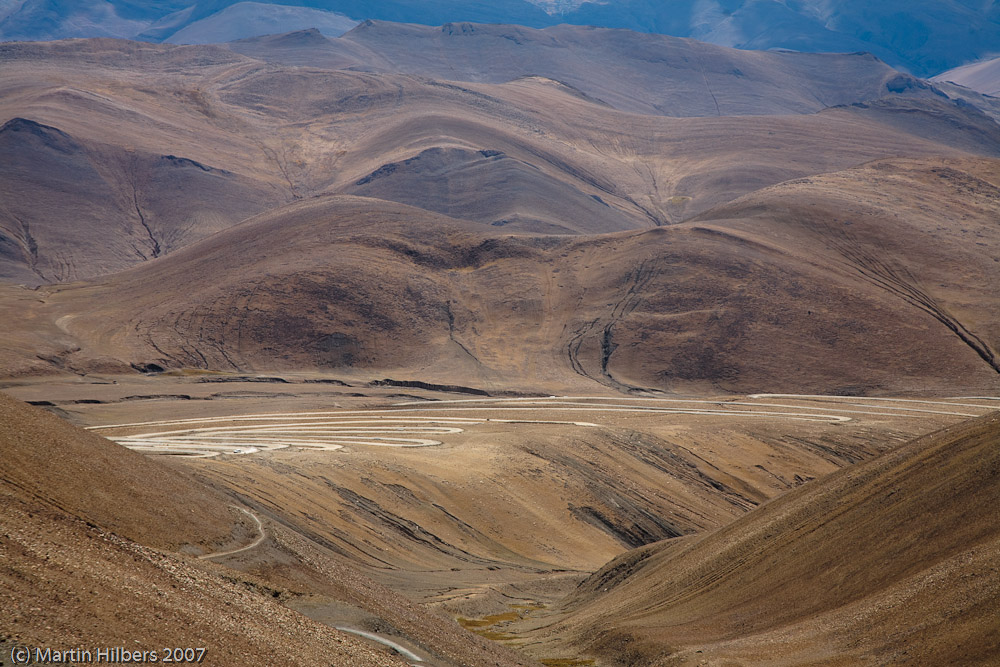 Lhasa Kathmandu : Lolo - Phadruk / Pang La Hairpins. Click to see full size image