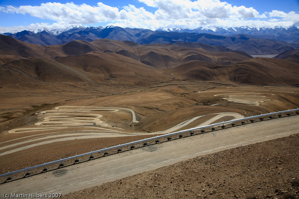 Lhasa Kathmandu : Lolo - Phadruk / Pang La Hairpins. Click to see full size image