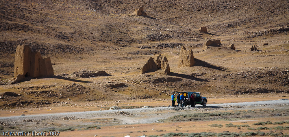 Lhasa Kathmandu : Phadruk - Rongbuk / Banana break on the way to Pang La. Click to see full size image