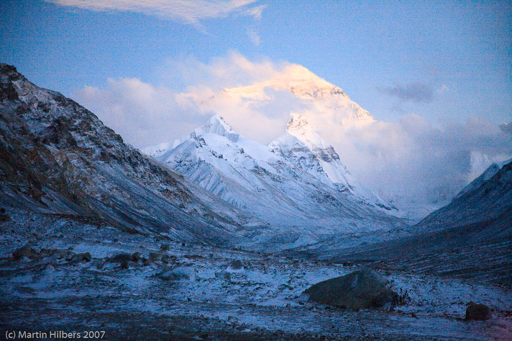 Lhasa Kathmandu : Phadruk - Rongbuk / Mount Everest in the evening. Click to see full size image