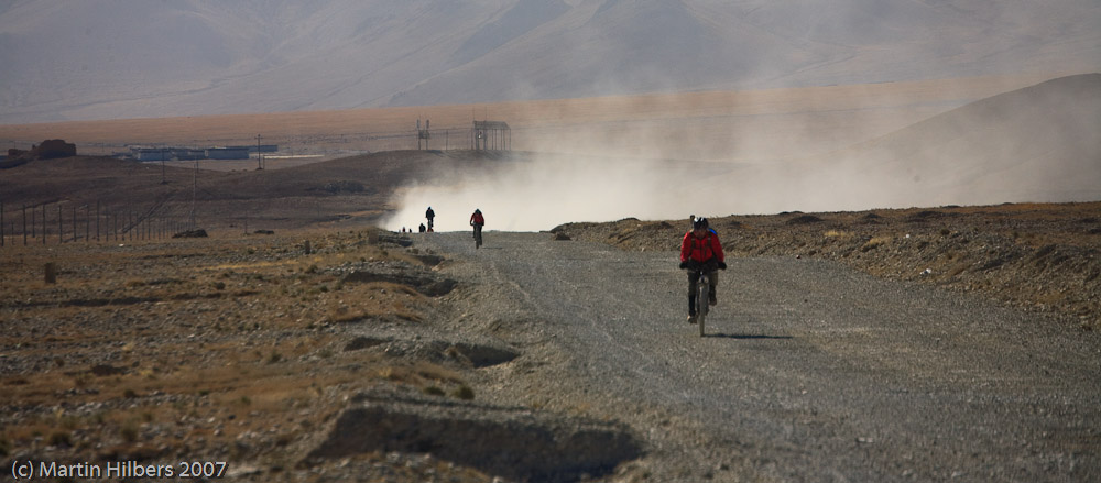 Lhasa Kathmandu : Tsamda - Lalung Chu / Cycling on a dusty road. Click to see full size image