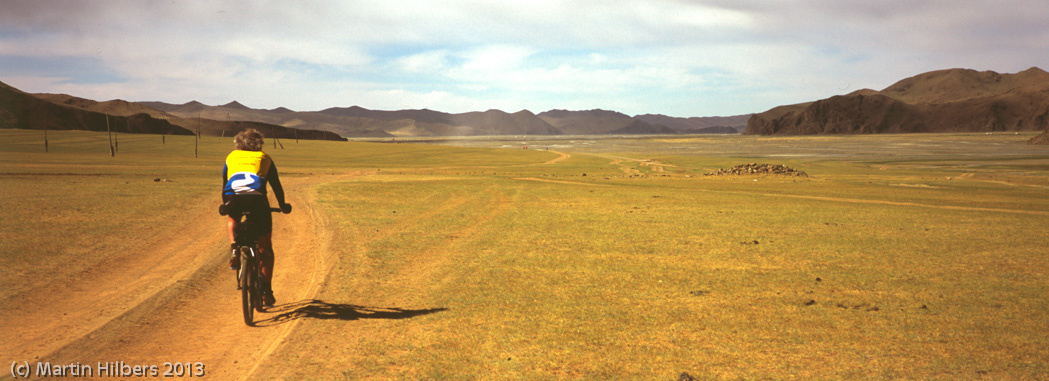 Mongolia: 13/6 Erdenetsogt - Bayankhongor / Cycling in the Tuy Gol valley. Click to see full size image