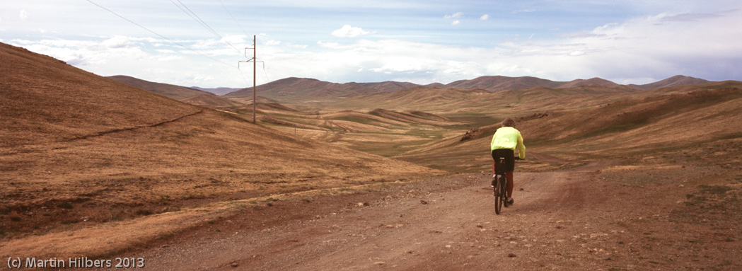 Mongolia: 15/6 Khairkhandulaan (sum) - Züünbayan-Ulaan (sum) / Start of decent towards campsite. Click to see full size image