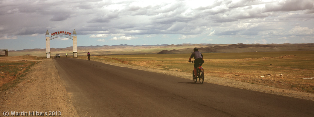 Mongolia: 15/6 Khairkhandulaan (sum) - Züünbayan-Ulaan (sum) / Leaving Arvaikheer. Click to see full size image