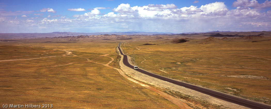 Mongolia: 14/6 Bayankhongor - Khairkhandulaan (sum) / Lunchstop panorama. Click to see full size image