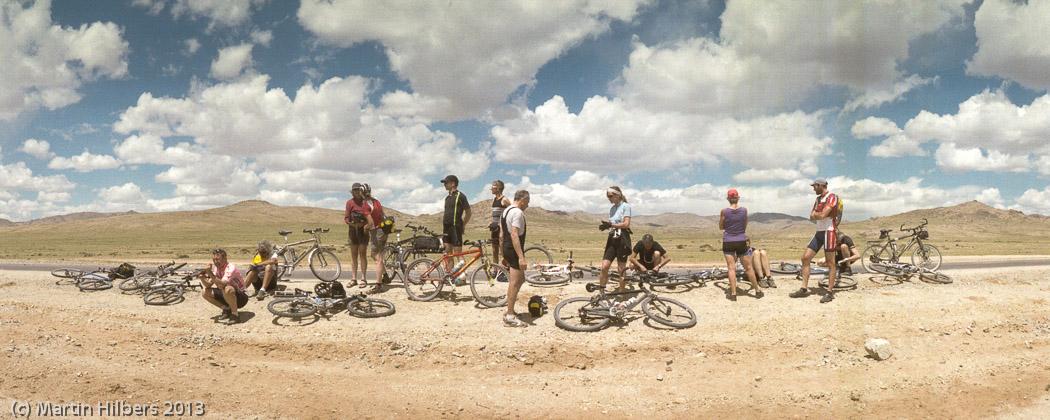 Mongolia: 14/6 Bayankhongor - Khairkhandulaan (sum) / At the end of the days ride. Click to see full size image