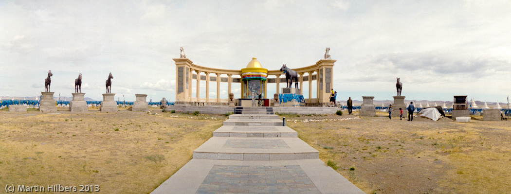 Mongolia: 15/6 Khairkhandulaan (sum) - Züünbayan-Ulaan (sum) / Race horse monument. Click to see full size image