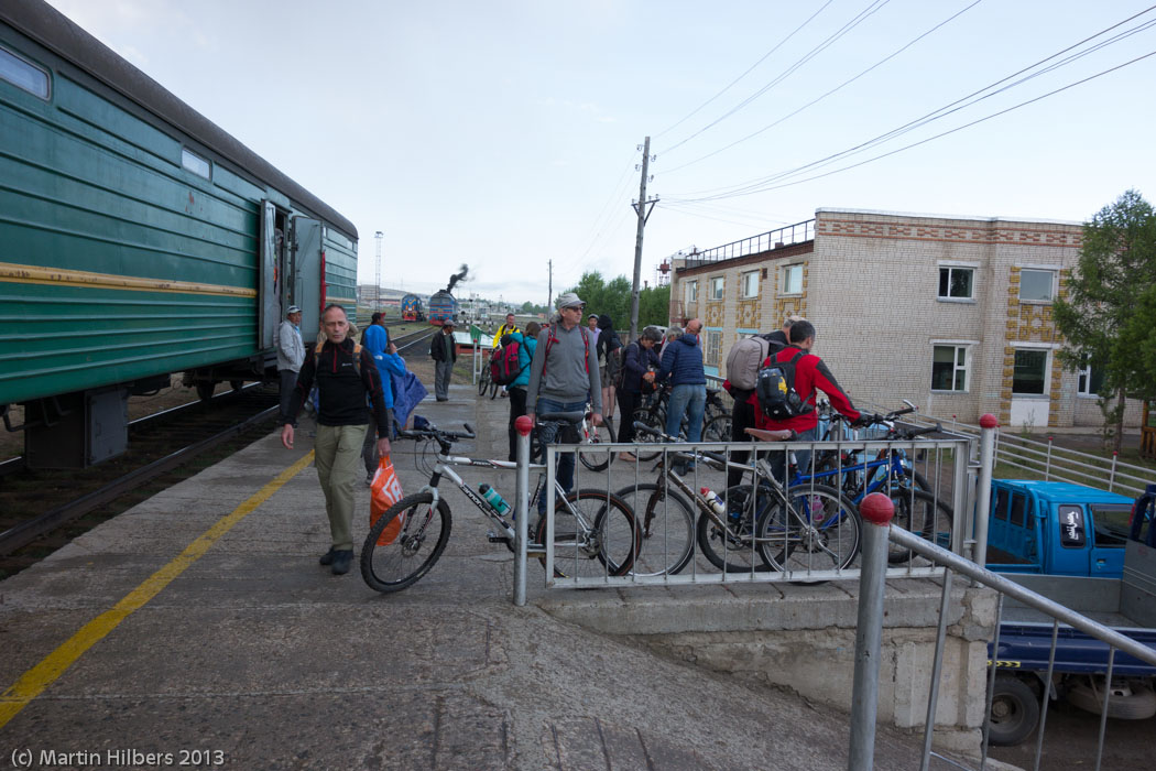 Mongolia: 4/6 Erdenet - Bulgan / Unloading bikes in Erdenet. Click to see full size image