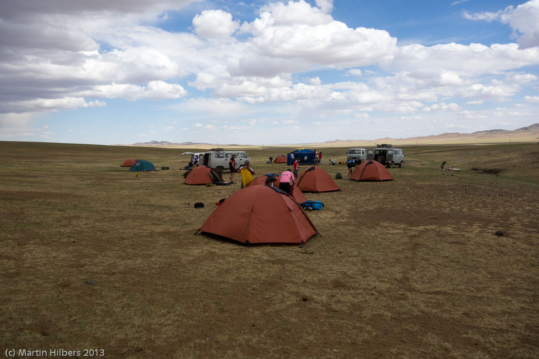 Mongolia: 14/6 Bayankhongor - Khairkhandulaan (sum) / Setting up camp. Click to see full size image