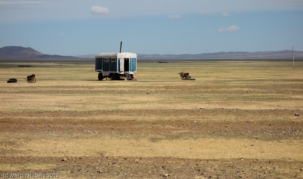 Mongolia: 15/6 Khairkhandulaan (sum) - Züünbayan-Ulaan (sum) / Road workers cabin. Click to see full size image