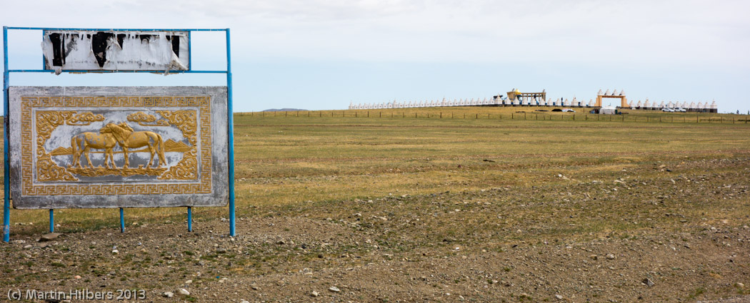 Mongolia: 15/6 Khairkhandulaan (sum) - Züünbayan-Ulaan (sum) / Racing horses monument. Click to see full size image