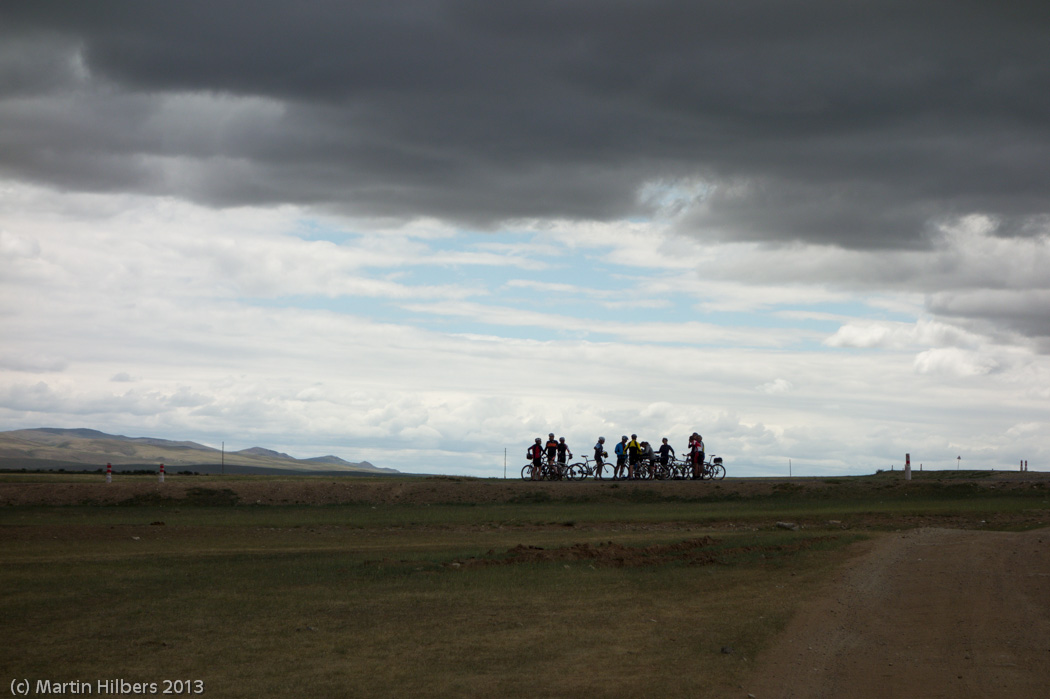 Mongolia: 17/6 Kharkorin - Mongol Els / Waiting at a road junction. Click to see full size image