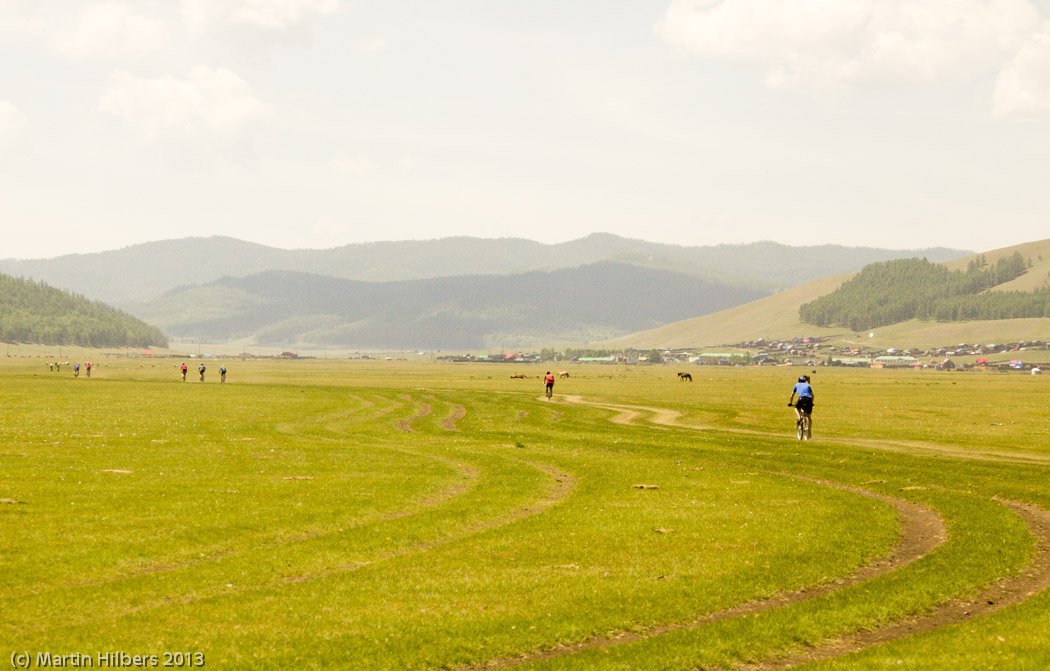 Mongolia: 4/6 Erdenet - Bulgan / Approaching Bulgat. Click to see full size image