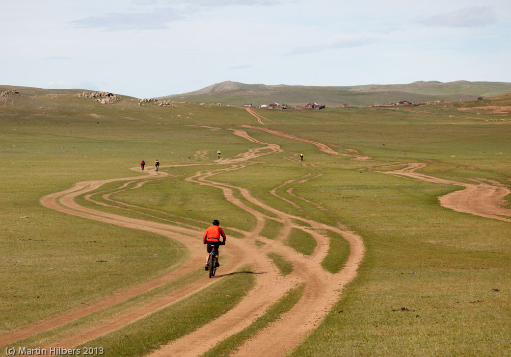 Mongolia: 6/6 Saikhan - Öldziyt / Approaching Saikhan. Click to see full size image