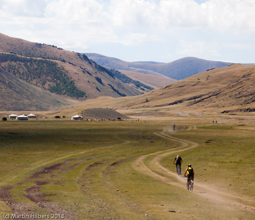 Mongolia: 12/6 Khangai Mountains Pass - Erdenetsogt / The descent continues. Click to see full size image