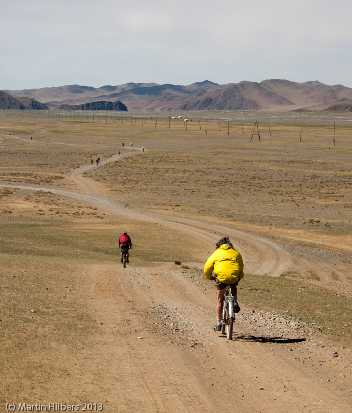 Mongolia: 13/6 Erdenetsogt - Bayankhongor / The road to Bayankhongor. Click to see full size image