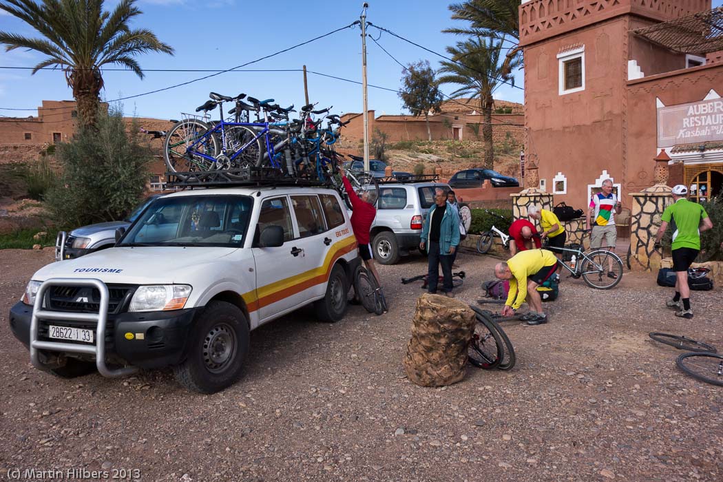 Morocco High Atlas and Jebel Sahro: 27/3 Tinerhir - Tamtattouchte / Loading up bikes for transfer to Tinerhir. Click to see full size image