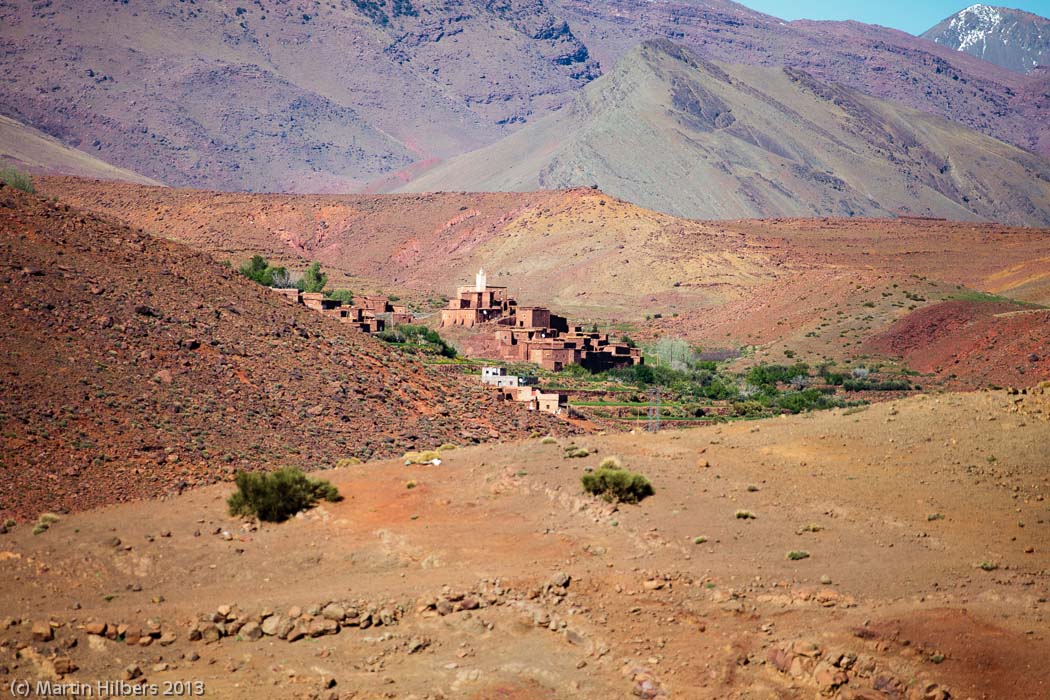 Morocco High Atlas and Jebel Sahro: 25/3 Toufliat - Telouet / Village on the road to Telouet. Click to see full size image