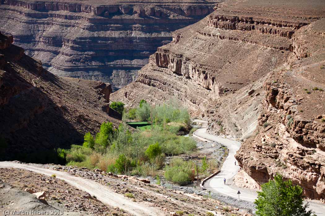 Morocco High Atlas and Jebel Sahro: 30/3 Msemrir - Boumalne Dades / Descending into the Gorges du Dades. Click to see full size image