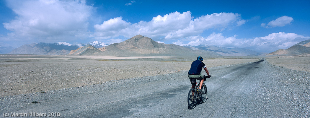 Pamirs : Kara Kul - Sary Tash / Desolate plain after Ul Bulayk pass. Click to see full size image