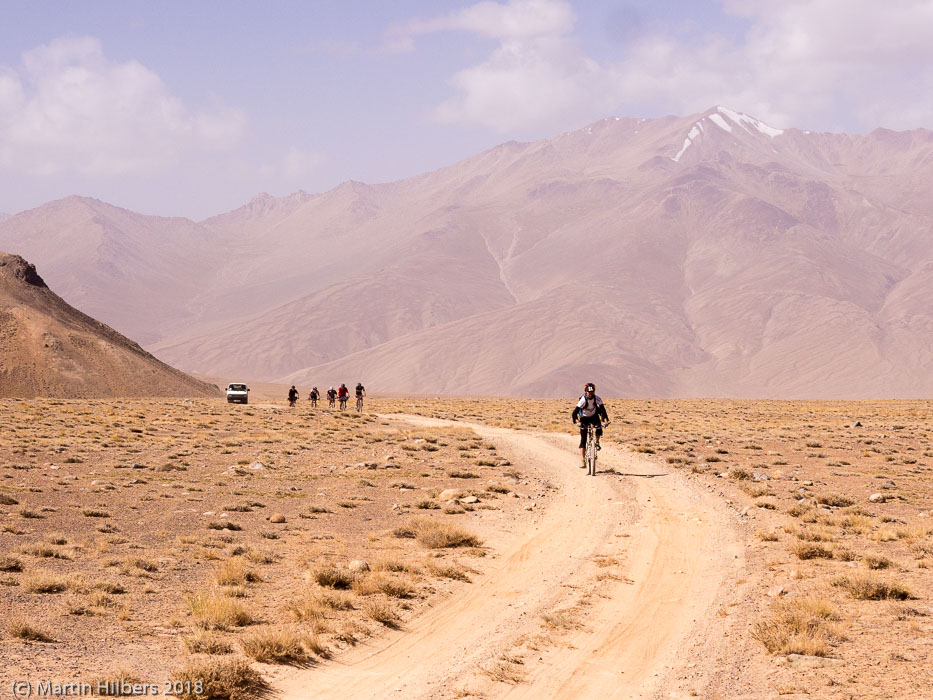 Pamirs : Buzun Kul - Bash Gumbez / Cyclists coming. Click to see full size image