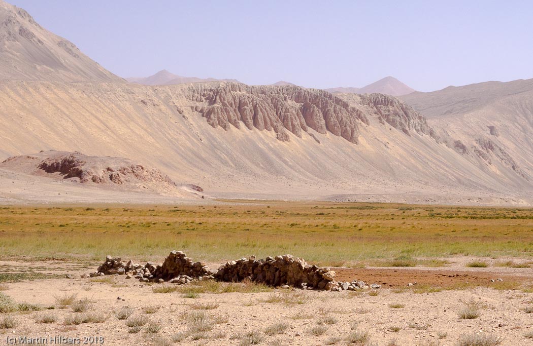 Pamirs : Buzun Kul - Bash Gumbez / Rock formations. Click to see full size image