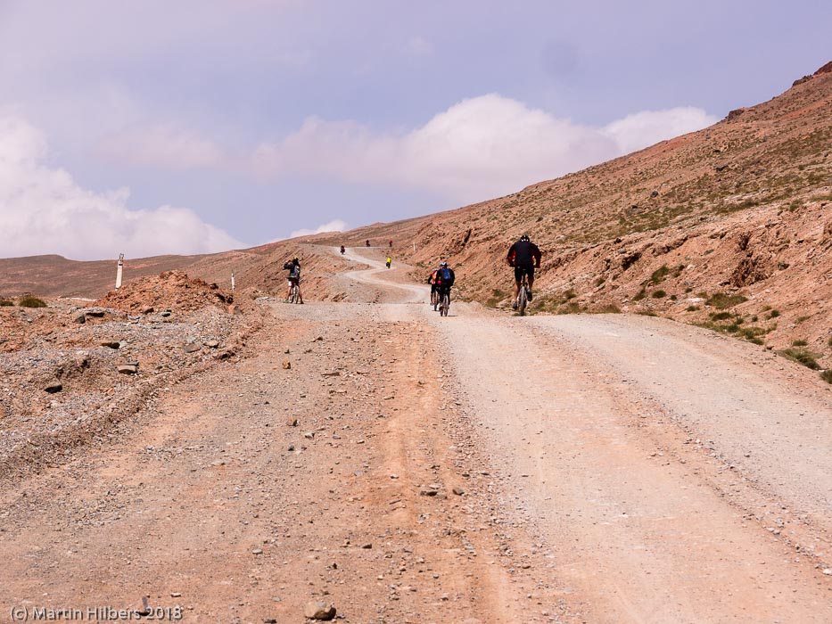 Pamirs : Kara Kul - Sary Tash / Final stretch of Kizil Art climb. Click to see full size image