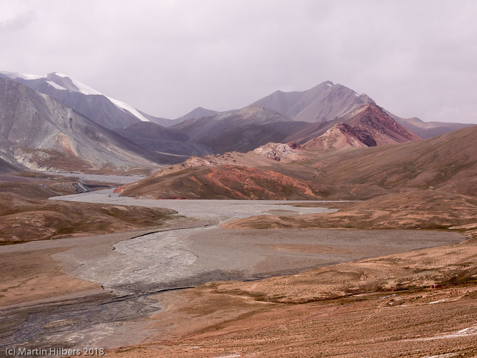 Pamirs : Kara Kul - Sary Tash / View from just before Kizil Art. Click to see full size image
