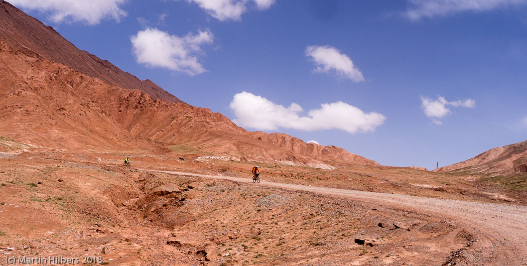 Pamirs : Kara Kul - Sary Tash / Start of Kizil Art descend. Click to see full size image