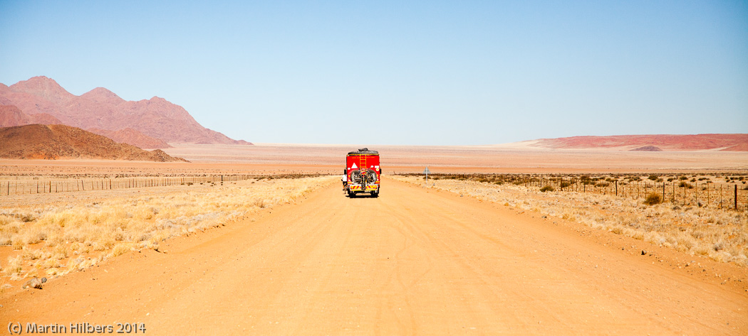 Victoria Falls - Cape Town: 30/5 Betta - Kanaan Camp / It's hot, sandy, and the truck is disappearing. Click to see full size image